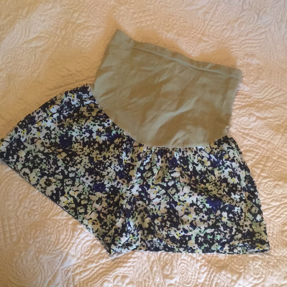 Pea in the Pod Maternity shorts